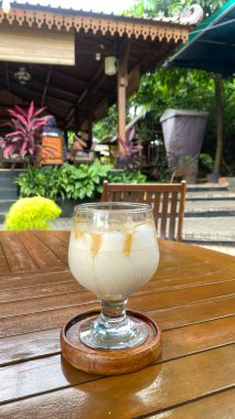 Sütlü ve naneli dondurma.