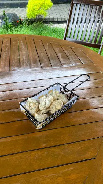 Taze ve lezzetli çikolatalı pasta.