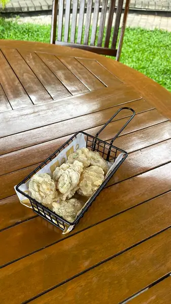 Boş tahta masa ve bir bardak su.