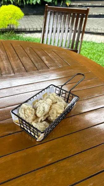 Boş ahşap masa ve cam tabak.