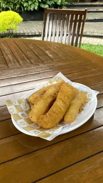 Soslu ve sebzeli kızarmış balık.