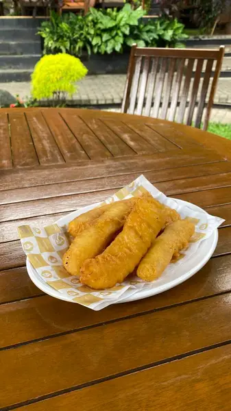 Soslu kızarmış balık ve sahanda yumurta.