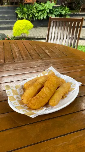 Tabakta kızarmış balık.