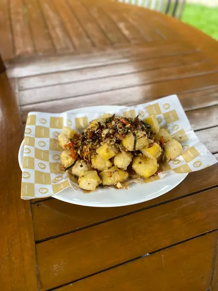 Sos ve baharatlı kızarmış patates.