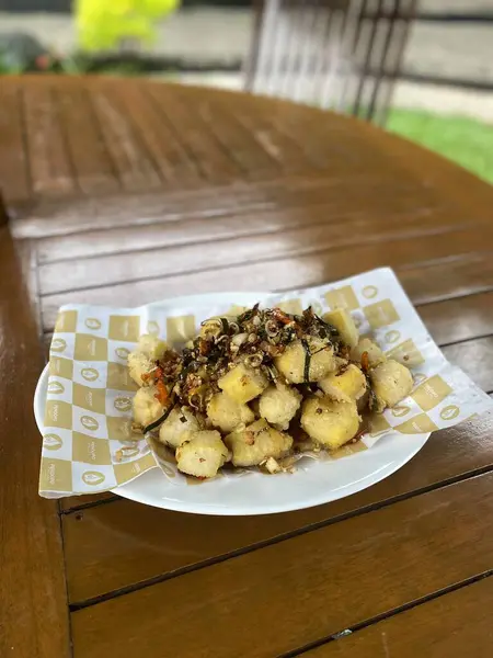 Peynirli ve baharatlı kızarmış patates.