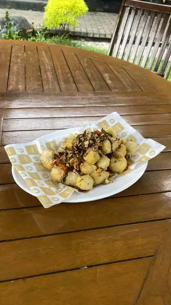 Sarımsaklı kızarmış patates ve sarımsak.