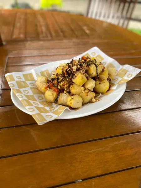 Patates ve soslu kızarmış tavuk.