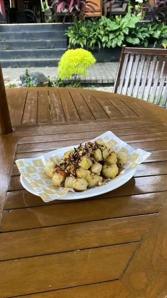 Kızarmış patates, sarımsaklı ve otlu.