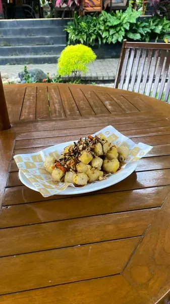 Izgara domuz eti ve sebzeler masada.