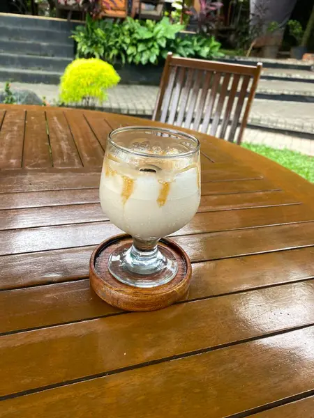 Kahve ve süt bardakta.