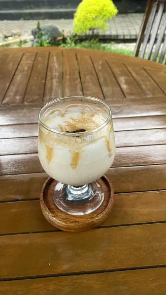 Bir fincan dondurmalı kahve.