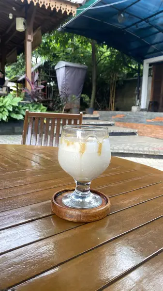 Kafedeki masada dondurma ve dondurma var.