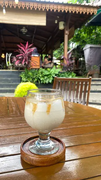 Buzlu süt cam bardakta