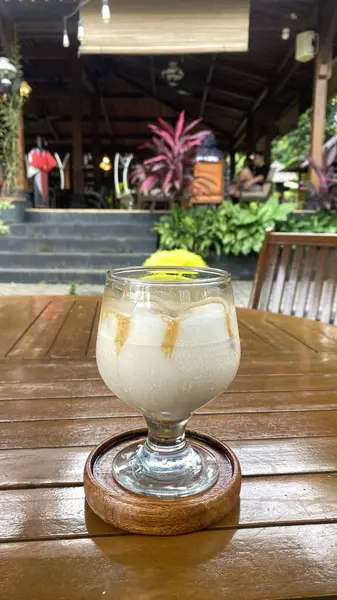 Buzlu hindistan cevizi kokteyli.