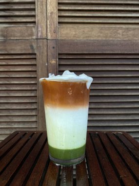 Sütlü kahve, dondurma ve kahve çekirdeği.