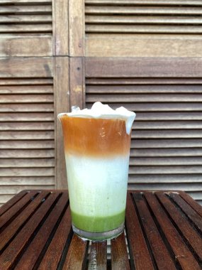 Tahta masada sütlü dondurma.