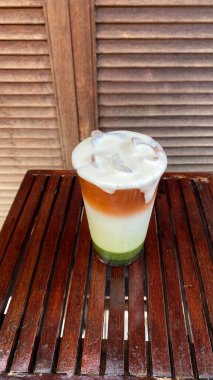 Dondurma ve beyaz bir arka plan.