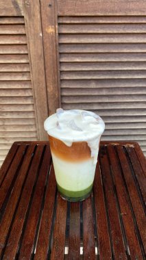 Kremalı ve çikolatalı dondurma.