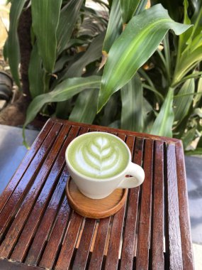 Masadaki kahve fincanındaki sıcak kahve.