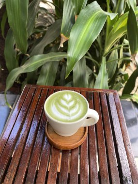 Bahçede yeşil kahve