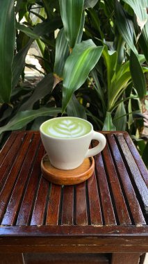 Sıcak kahve fincanı ve çay yaprağı