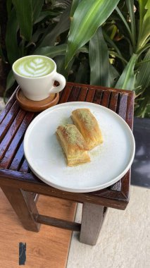 Nefis pastayı krema ve kahveyle kapat.