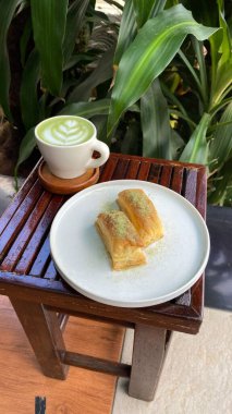 Beyaz fincanlı bir fincan çay.