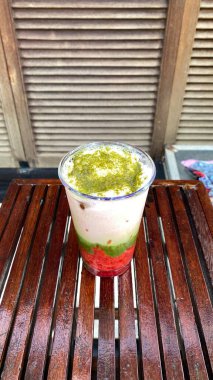 Çilekli ve naneli dondurma.