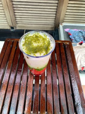 Taze çilekli yeşil smoothie