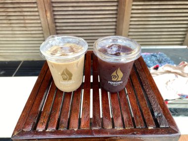 Ahşap arka planda kahve fincanı