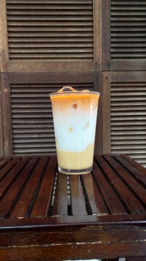 Bir bardak buzu kapat.