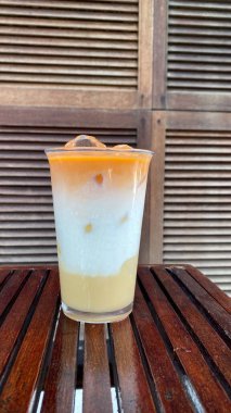 Limonlu ve nane yapraklı lezzetli dondurmayı kapat.