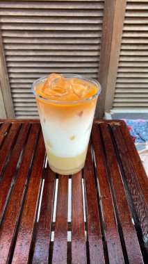 Masada buzlu süt ve krema.