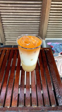 Dondurma ve bir fincan kahve.