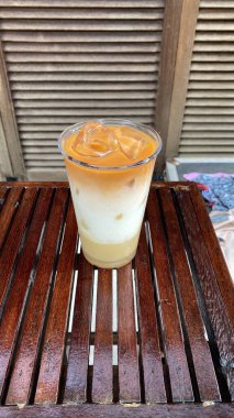 Süt ve dondurmalı buzlu kahve.