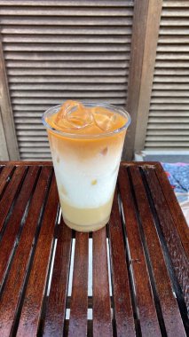 Masanın üzerinde bir bardak kahve.