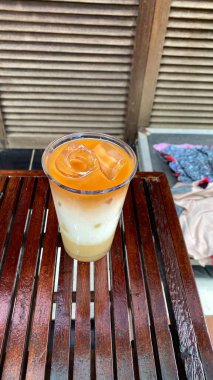 Masanın üzerinde bir bardak pipetin içinde dondurma..