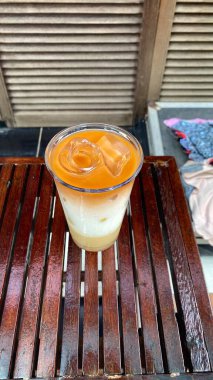 Bardakta dondurma ve pipet.