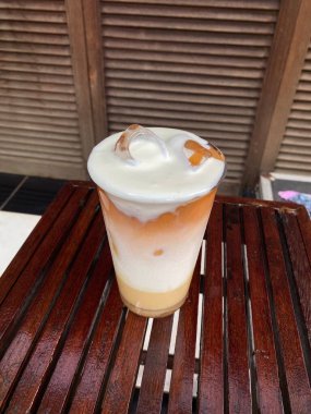 Bir fincan dondurmalı kahve.