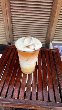 Tahta masada dondurma.