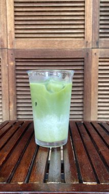 Bir bardak buzda yeşil çay