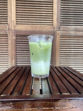 Bardakta kibrit yeşil çay ve süt