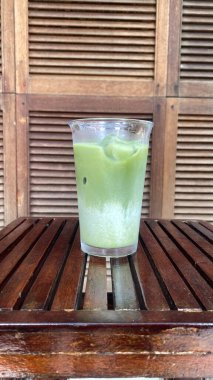 Cam kavanozda taze yeşil çay.