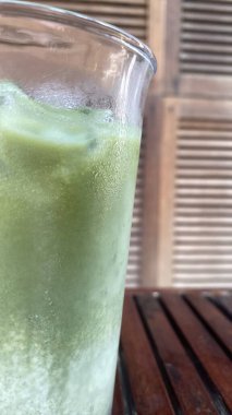 yeşil çay ve buz küpleri ahşap masada