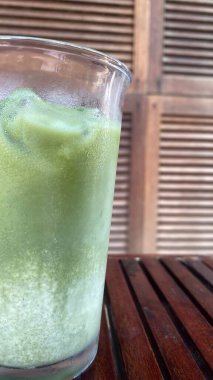 su ve buz küpleri ile cam