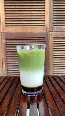 Dondurma ve taze yeşil çay.