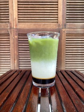 Bardakta taze yeşil smoothie.