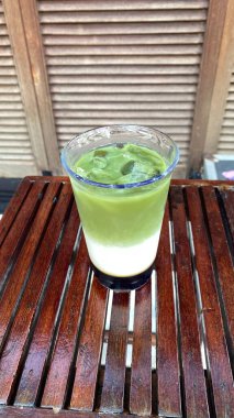 Siyah arkaplanda yeşil çay