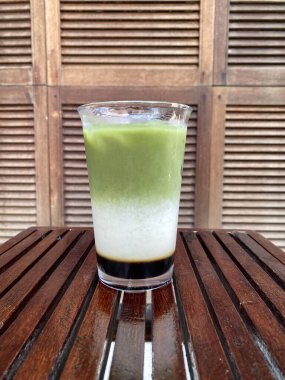 Buzlu ve naneli yeşil çay.