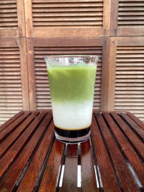 Buzlu yeşil buzlu buzlu içecek.